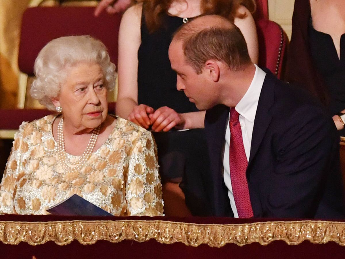 Foto:   El príncipe de Gales, con su abuela. (Reuters)