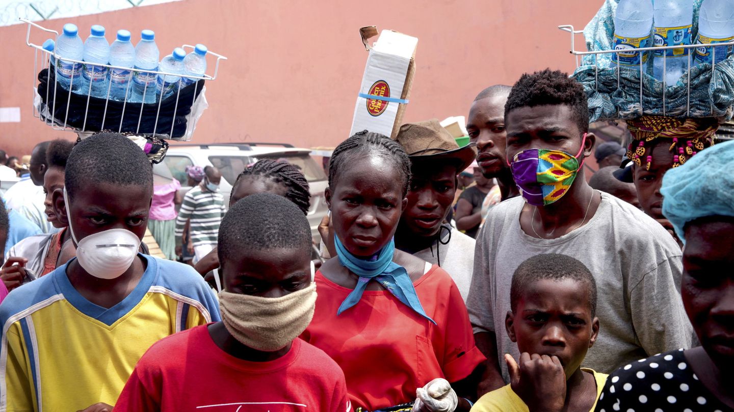 Personas en Luanda (Angole), en busca de agua y alimentos. (Reuters)