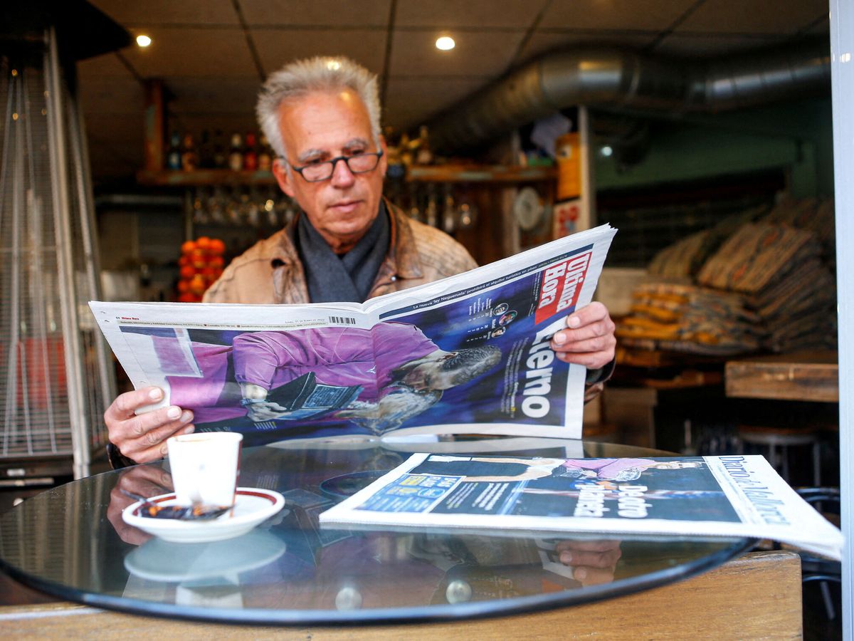 Foto: Un hombre lee un periódico con la noticia de la victoria de Nadal. (Reuters/Enrique Calvo)