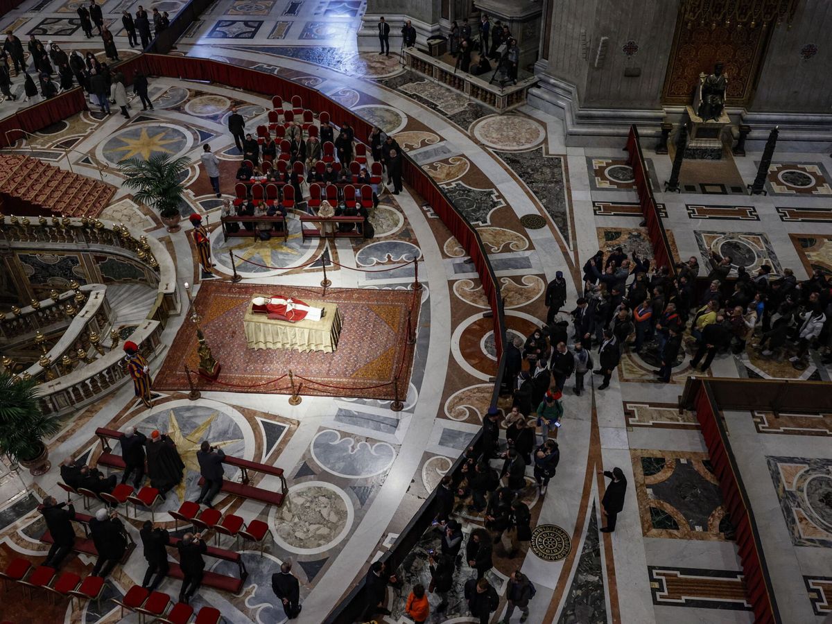 Foto: El cuerpo del papa emérito Benedicto XVI en el interior de la basílica de San Pedro, donde está instalado su velatorio. (EFE/Fabio Frustaci)