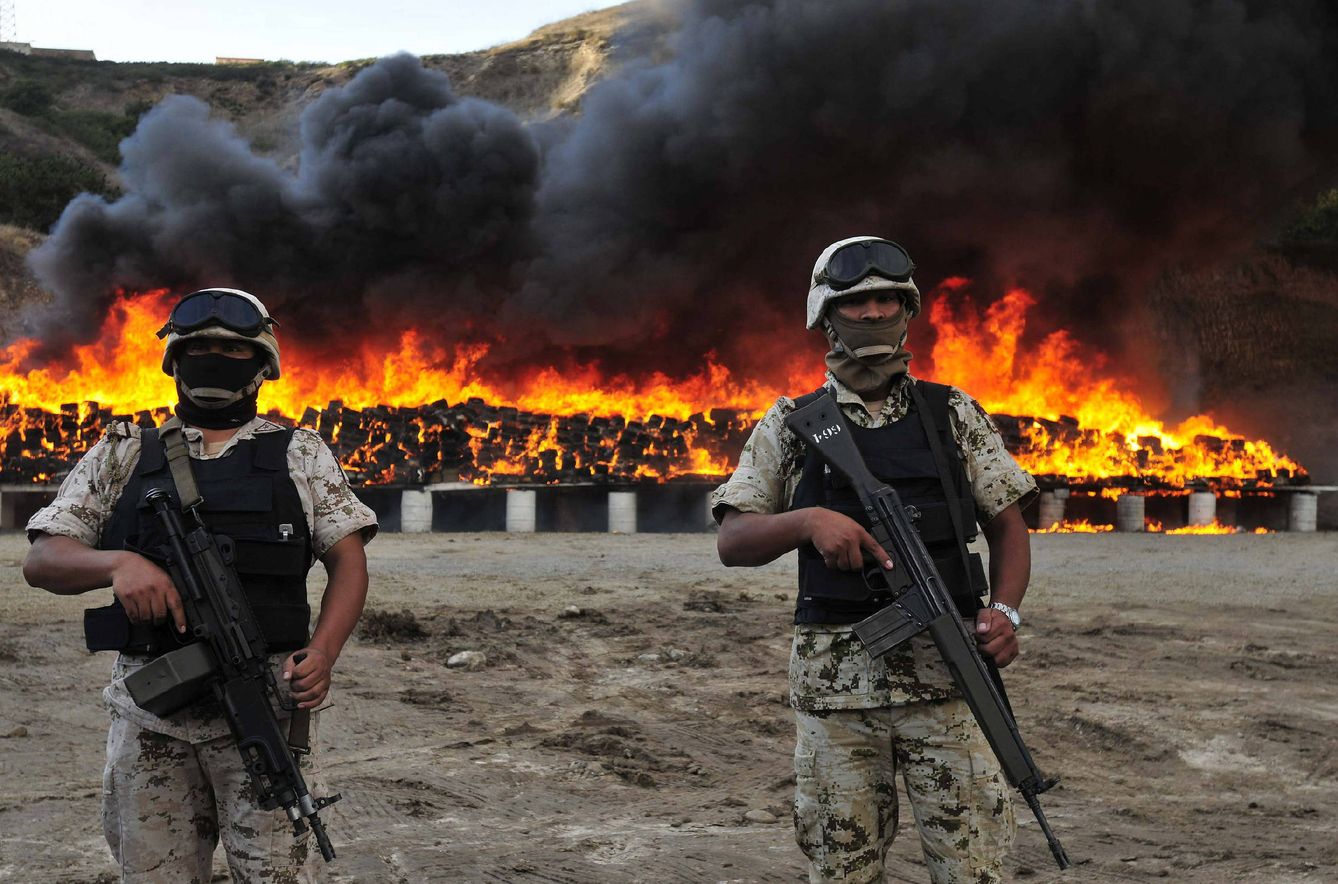 Soldados del Ejército mexicano resguardan la zona donde se incineran más de 134 toneladas de marihuana. (EFE)