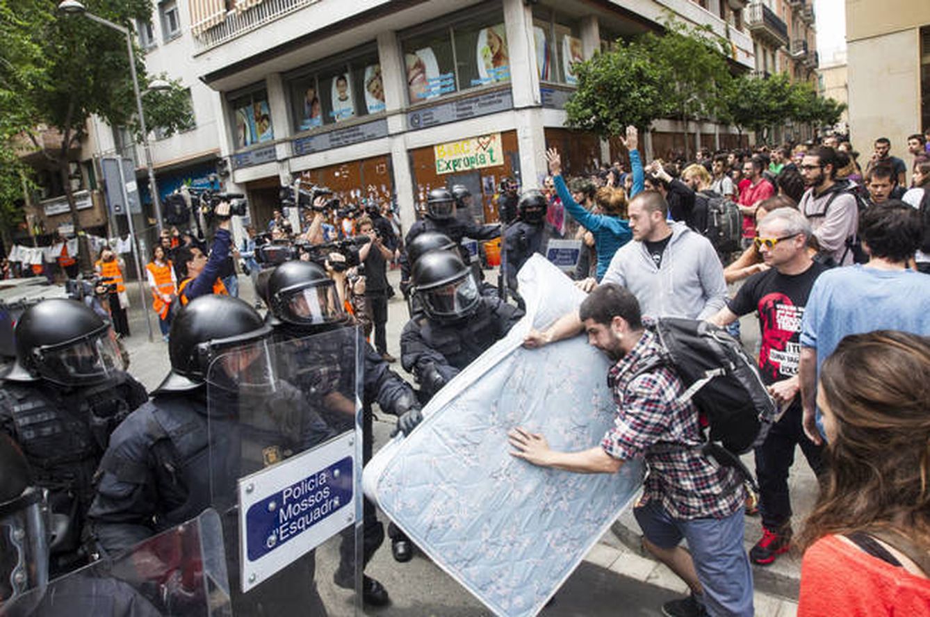 Enfrentamiento entre simpatizantes de la okupación y Mossos en el 'banc expropiat' de Barcelona. (EFE)