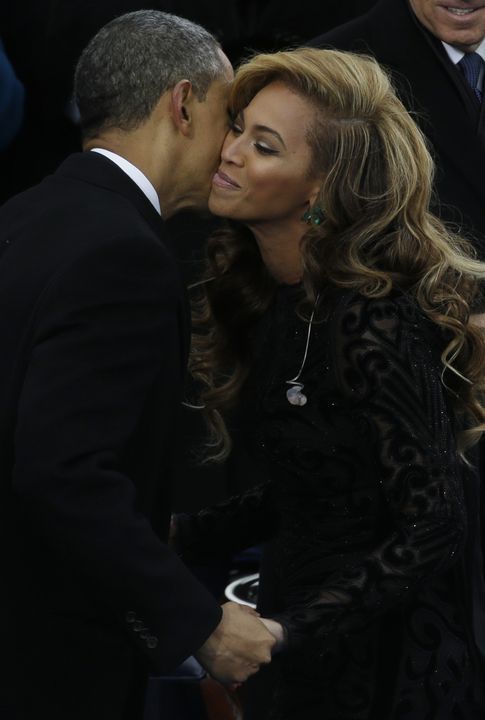 Barack Obama besa a Beyoncé durante un acto en Washington en enero de 2013 (I.C.)
