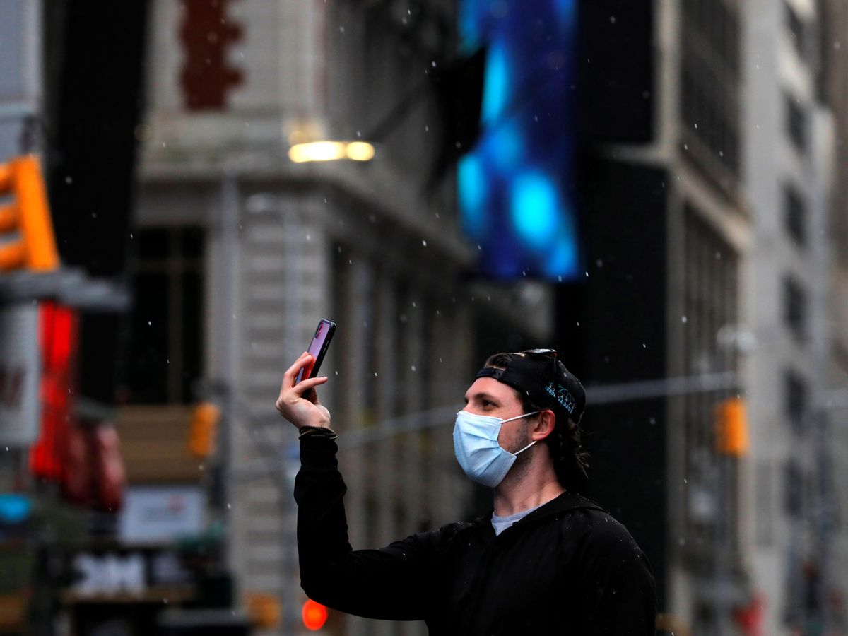 Foto: Un hombre en Times Square, Nueva York (Reuters)