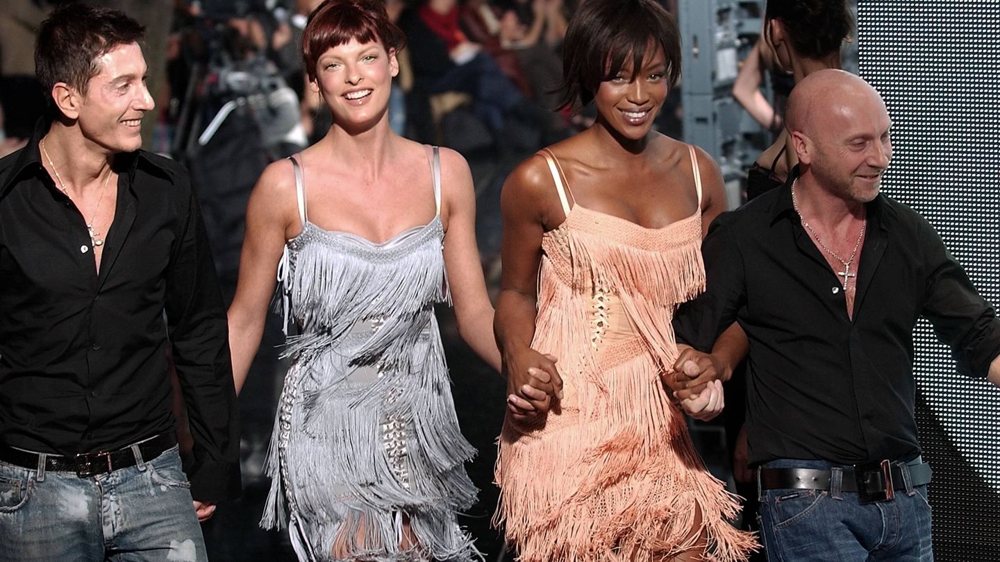 Las modelos Linda Evangelista y Naomi Campbell cerrando un desfile de Dolce & Gabbana (Getty Images)