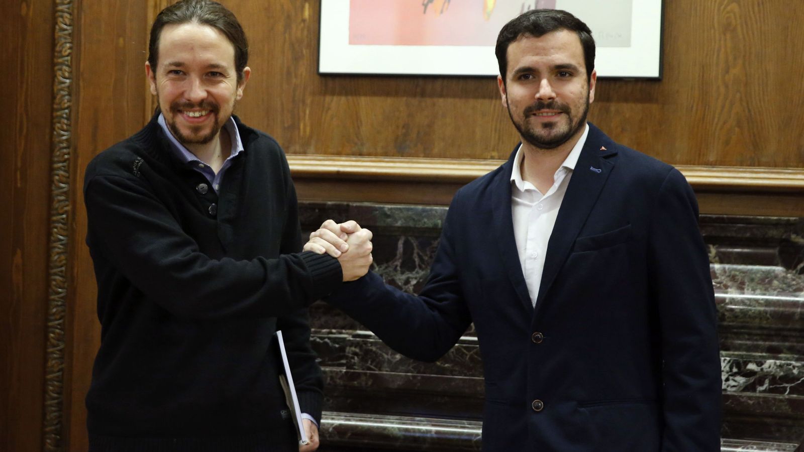 Foto: Pablo Iglesias con Alberto Garzón, este 18 de febrero al inicio de su reunión en el Congreso. (EFE)