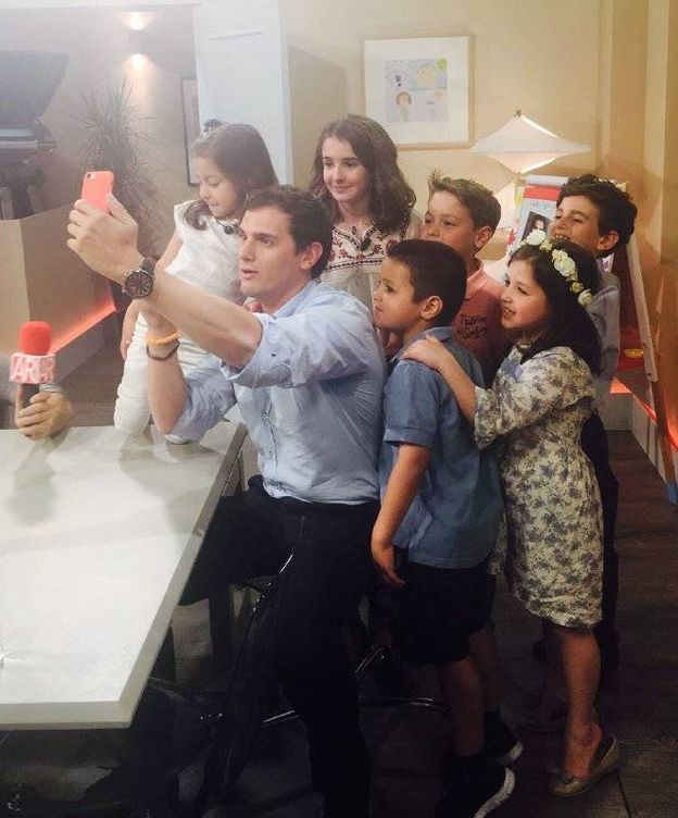 Foto: Albert Rivera se hace un 'selfie' con los niños. (Ciudadanos)