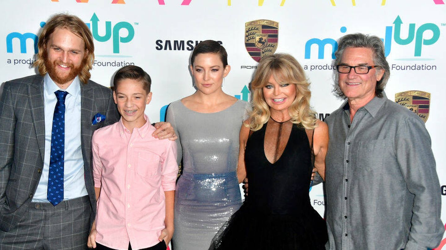 El hijo de Kate Hudson, junto a su madre y sus abuelos, Goldie Hawn y Kurt Russell. (Getty/John Phillips)