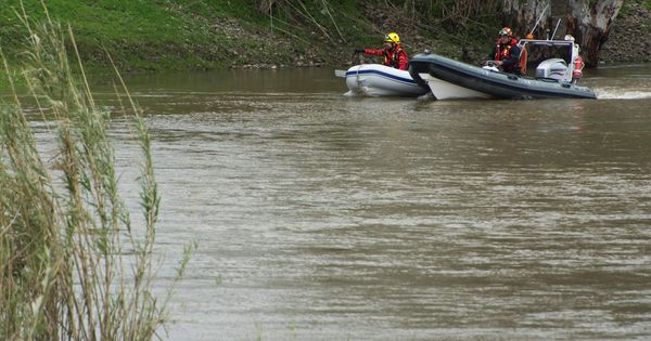 Foto:  Bomberos en las labores de búsqueda en el arroyo donde desapareció el Guardia Civil de Guillena. (EFE)