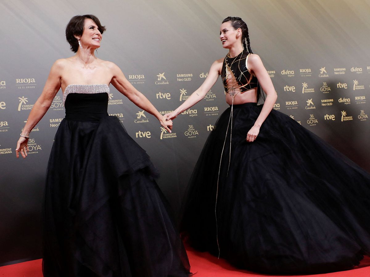 Foto: Aitana Sánchez-Gijón y Milena Smit, en la alfombra roja de los Premios Goya 2022. (Reuters)