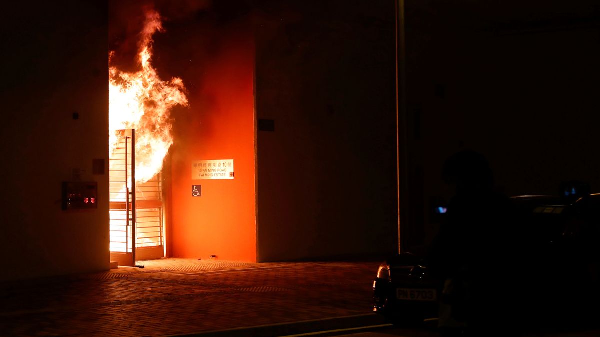 Prenden fuego a un recinto de cuarentena para el coronavirus en Hong Kong