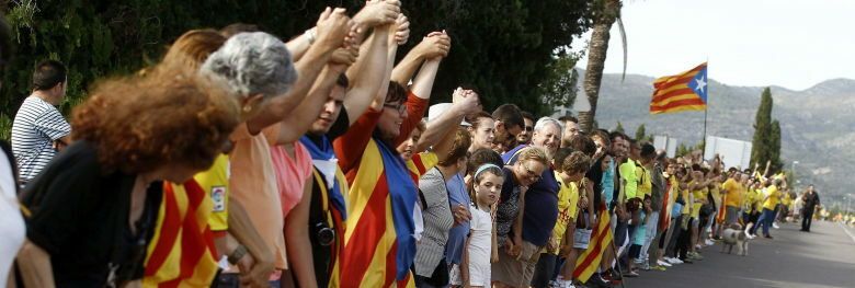 Cientos de ciudadanos participan esta tarde en la cadena humana a favor de la independencia de Cataluña (EFE)