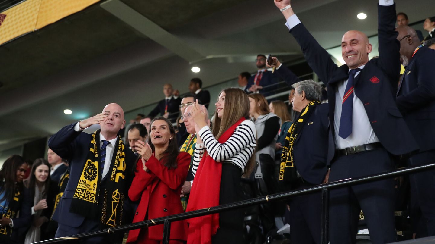 La reina Letizia y la infanta Sofía, junto al presidente de la FIFA, Gianni Infantino, y Luis Rubiales en la final del Mundial de Fútbol Femenino en el Accor Stadium. (EFE)