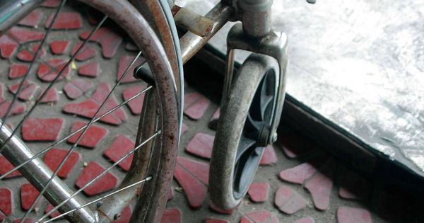 Foto: La pesadilla de vivir en silla de ruedas: ni buzones, ni garajes, ni piscinas son accesibles.