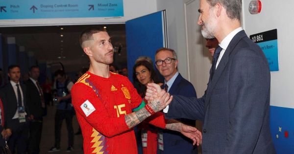 Foto: Felipe VI, saludando a Sergio Ramos tras el partido. (EFE)