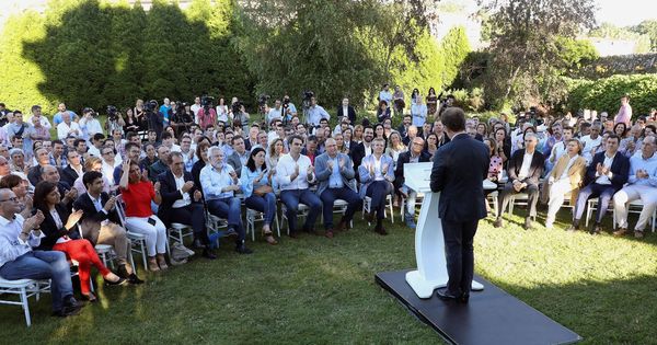 Foto: Feijóo durante su comparecencia en la que anunció su renuncia a la carrera por la sucesión de Rajoy. (EFE)
