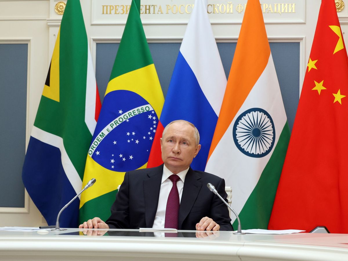 Foto: Putin, en una reunión de los BRICS, con las banderas de Sudáfrica, Brasil, Rusia, India y China de fondo. (EFE)