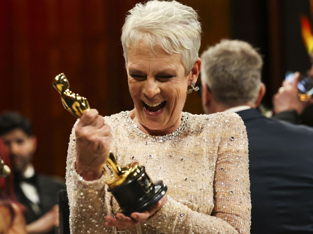 Foto: Jamie Lee Curtis, con su premio tras los Oscar 2023. (Reuters/Mario Anzuoni)