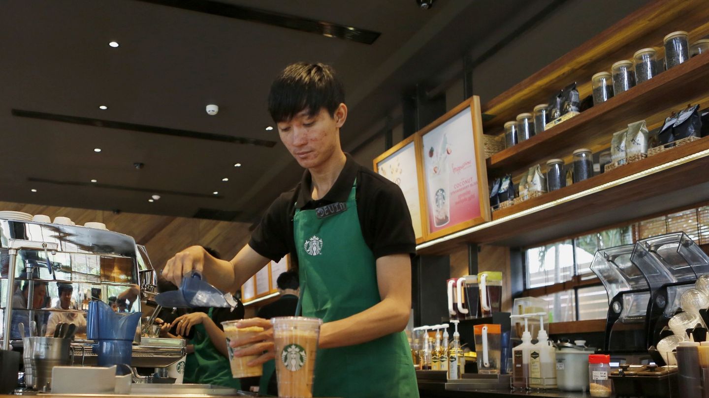 Starbucks se caracteriza por el buen ambiente de sus cafeterías y sus elevados precios. (Reuters)