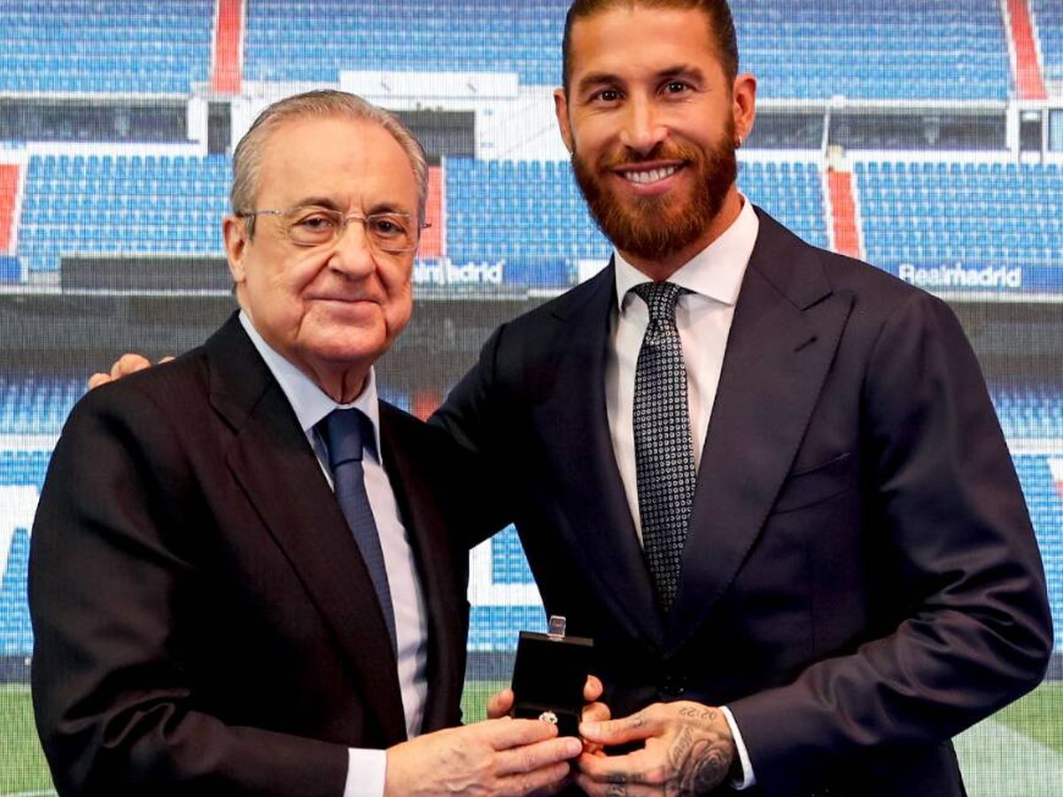 Foto: Florentino entrega la insignia de oro y brillantes a Sergio Ramos. (Real Madrid)