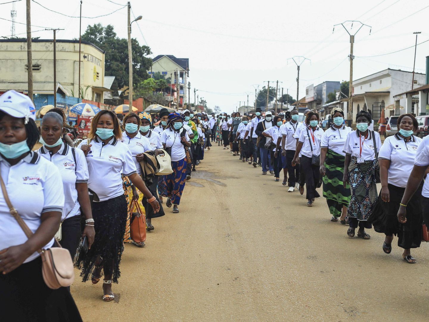 Cientos de supervivientes al ébola marchan en Beni, en la provincia de North Kivu este agosto. (EFE)