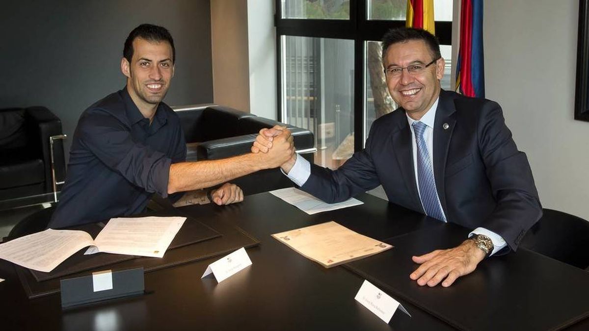 Sergio Busquets renueva hasta 2021 mientras Iniesta dice que espera su turno