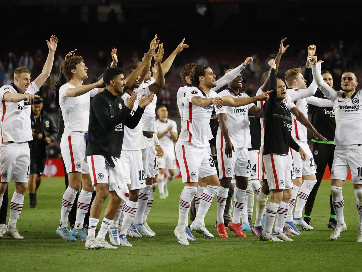 Foto: Los jugadores del Eintracht de Frankfurt celebran la victoria en el Camp Nou. (Reuters/Albert Gea)