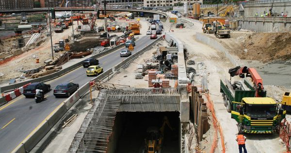 Foto: Imagen de archivo en 2006 de las obras de los túneles de la M-30 a la altura del estadio Vicente Calderón. (Reuters)