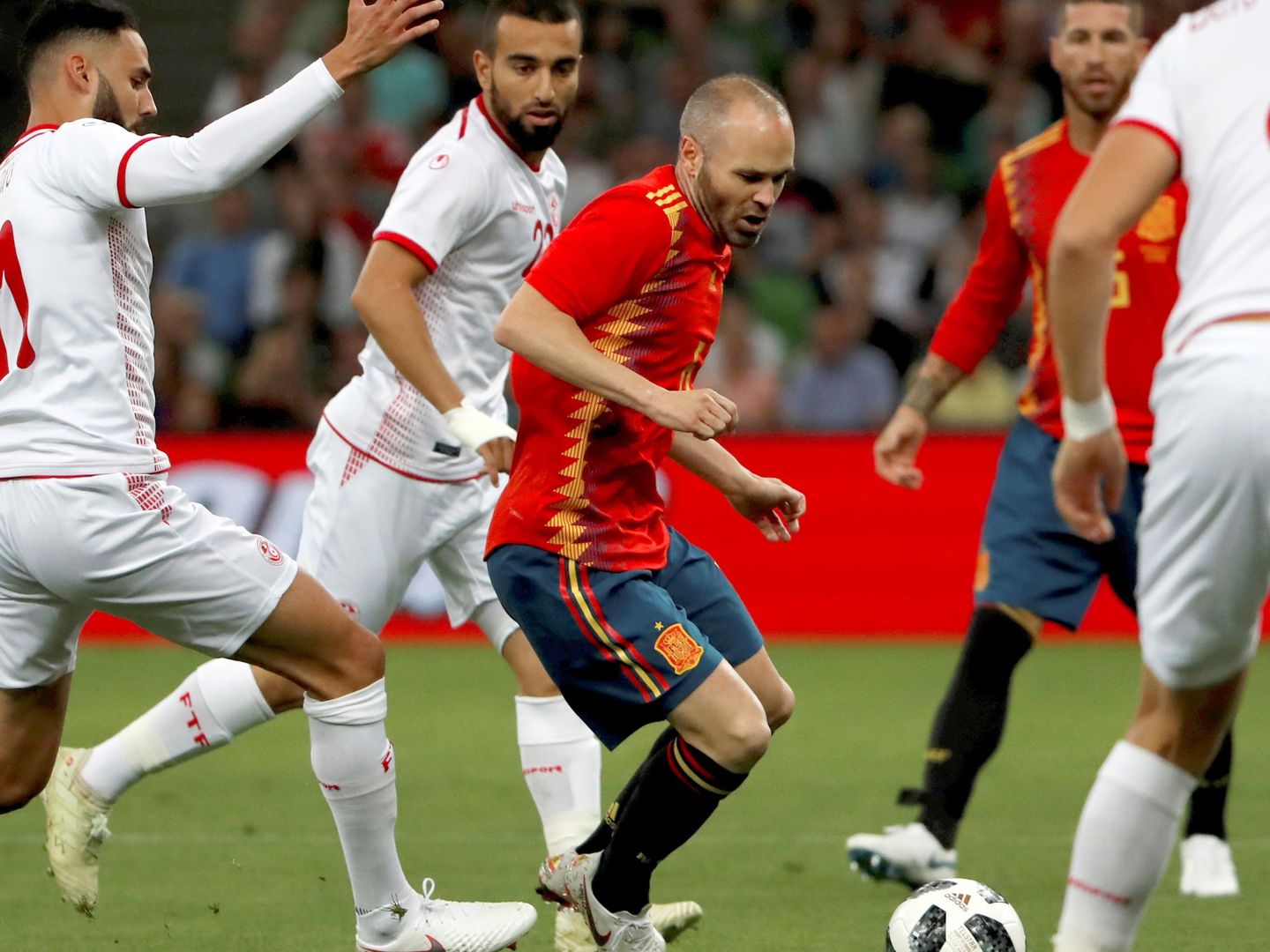 Iniesta protege el balón ante los jugadores de Túnez. (EFE)
