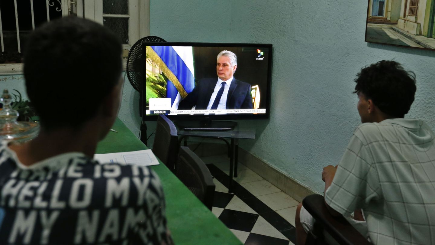 Dos jóvenes cubanos ven la entrevista al presidente Miguel Diaz-Canel en Telesur, el 16 de septiembre del 2018. (EFE)
