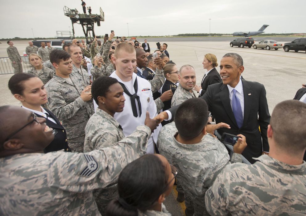 Foto: El presidente Obama saludando a militares destinados a Irak. (EFE)