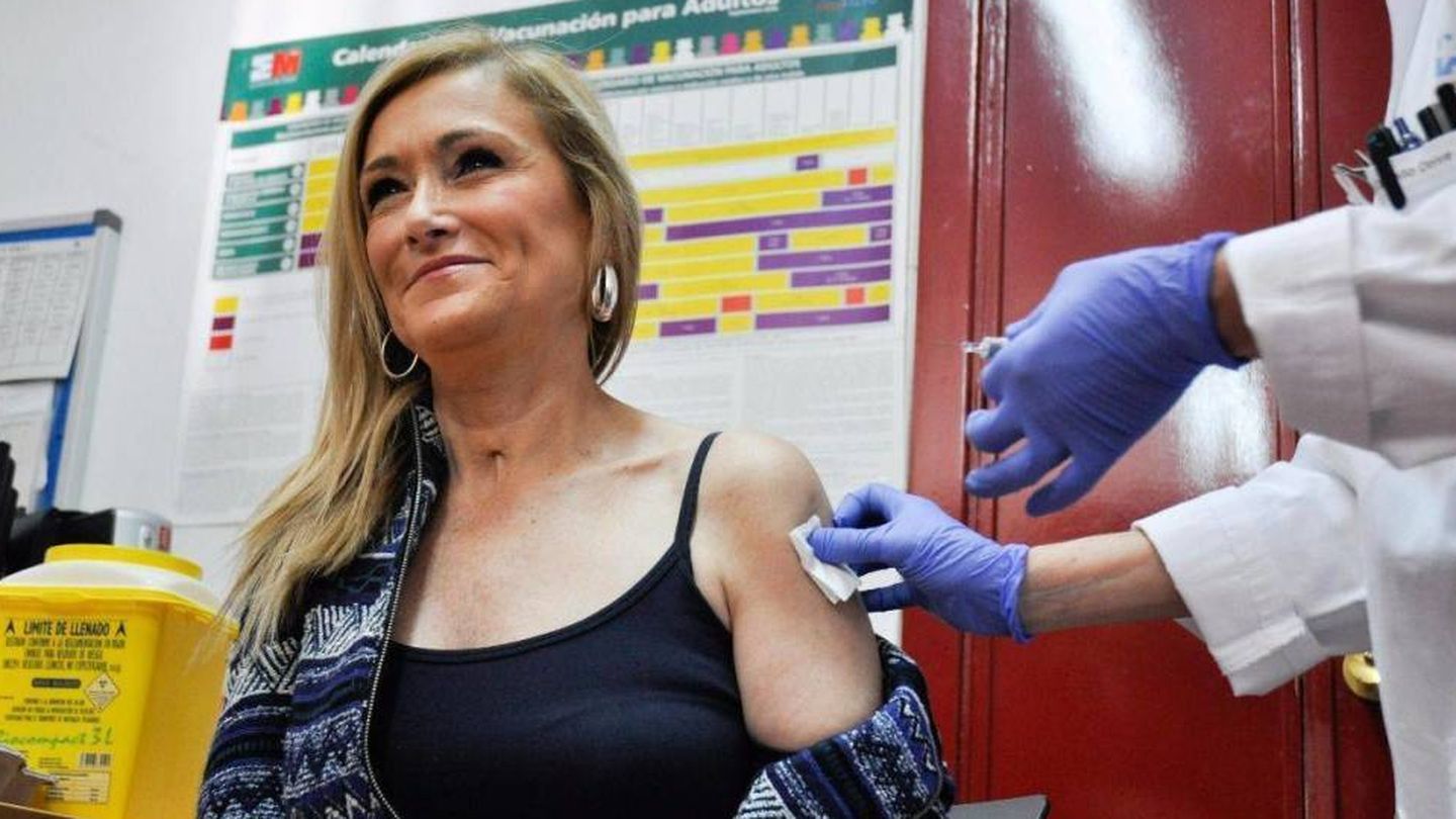 Cristina Cifuentes vacunándose de la gripe. (EFE)