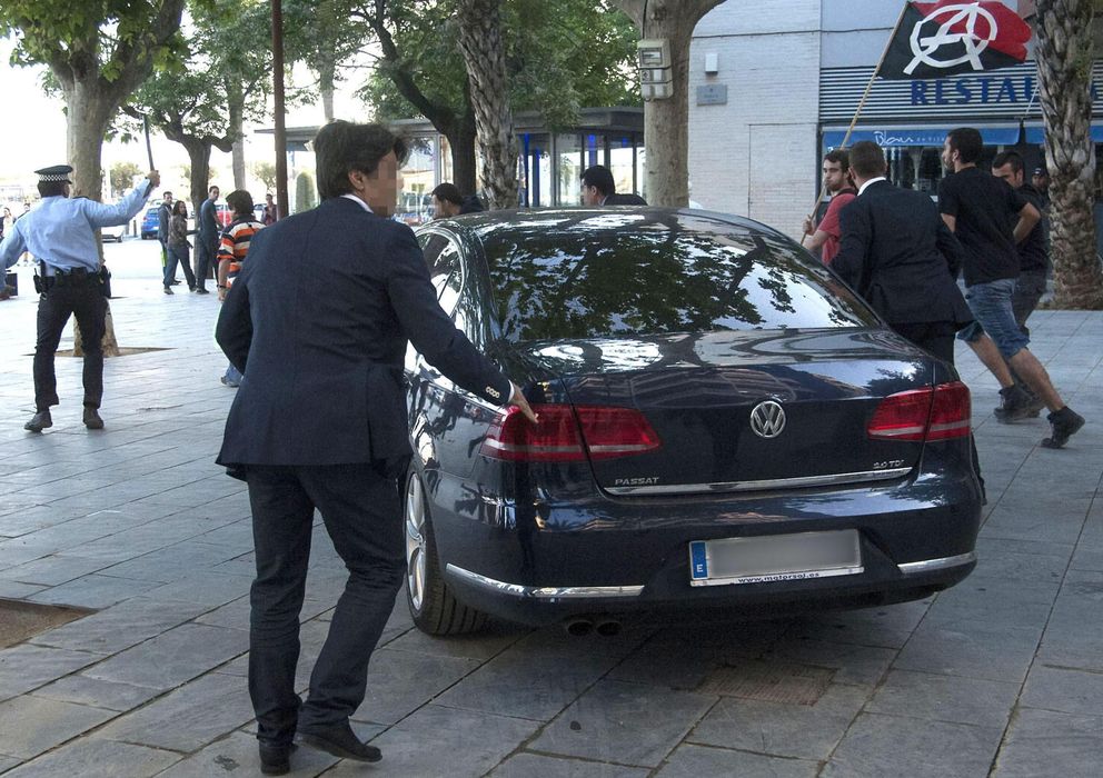 Foto: El coche del ministro de Hacienda, Cristóbal Montoro, a la salida del mitin del PPC hoy en Vilanova i la Geltrú (Efe)