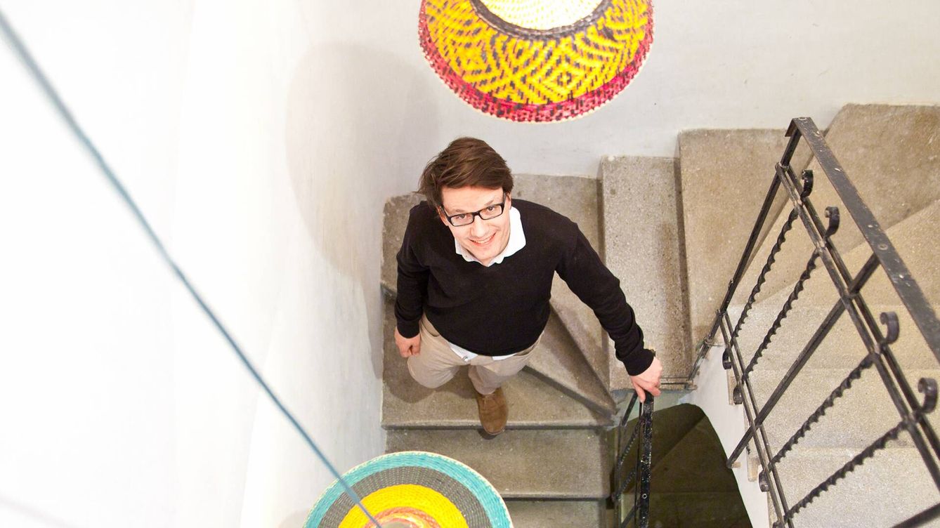 Foto: El diseñador Álvaro Catalán de Ocón, en las escaleras de su estudio entre dos modelos de PET Lamp. (OjoVivoFoto)