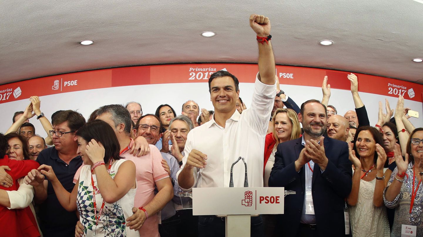 Pedro Sánchez celebra su victoria en las primarias socialistas de 2017. (EFE/Javier Lizón)