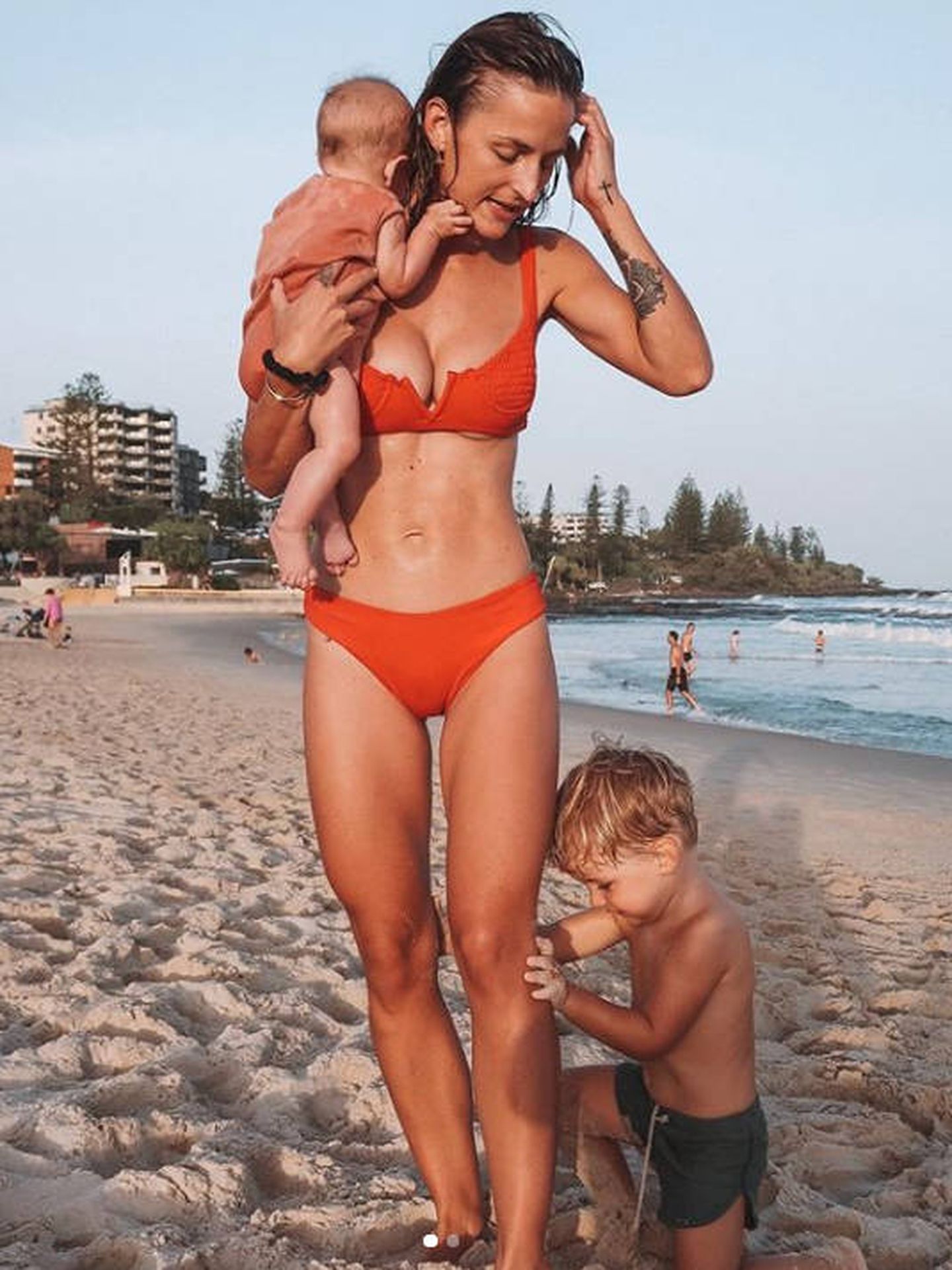 Nicole, en la playa, junto a sus dos hijos (Foto: Instagram)