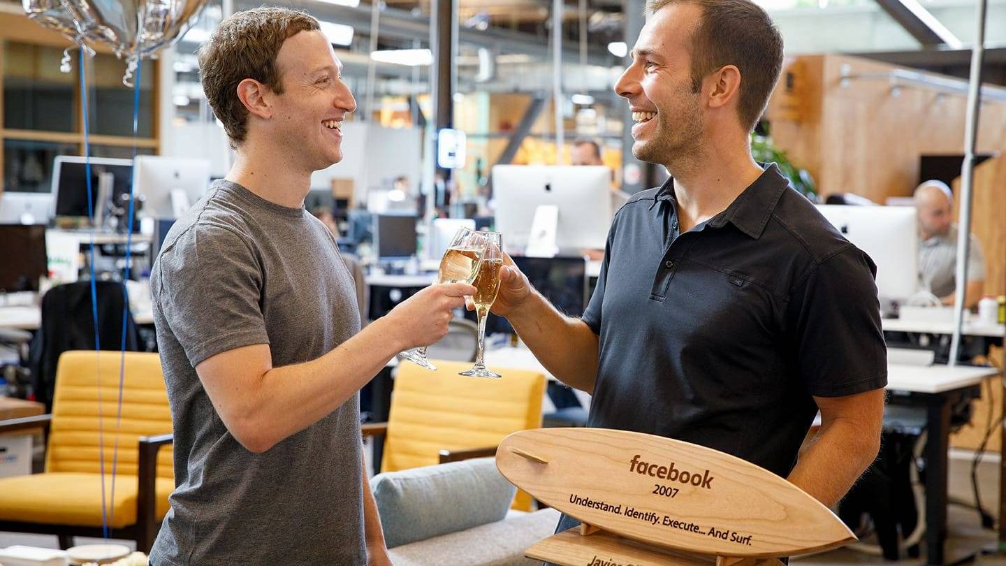 Javier Oliván brindando con Mark Zuckerberg tras su nombramiento como jefe mundial de Operaciones (COO) el pasado enero. (Facebook)