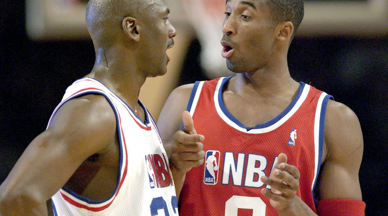 Foto: Michael Jordan y Kobe Bryant durante el All Star de 2003 (Reuters)