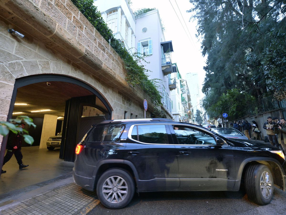 Foto: Un vehículo sale de la vivienda donde presuntamente esta Ghosn en Beirut. (EFE)