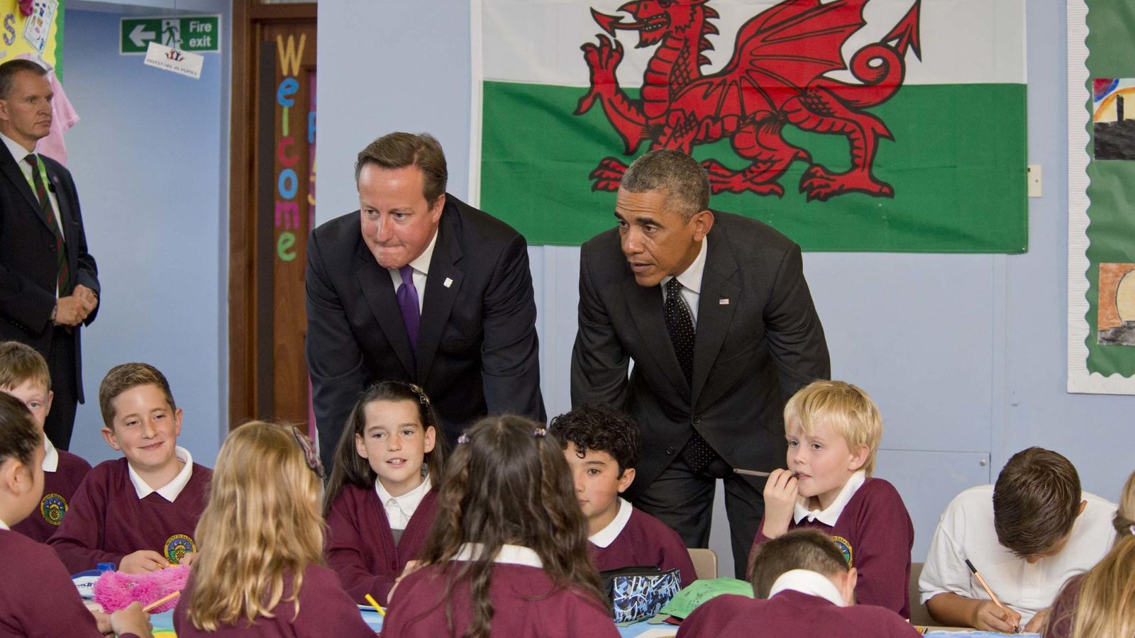 Foto: El primer ministro británico, David Cameron, y el presidente estadounidense, Barack Obama, visitan una escuela en Gales. (GTres)