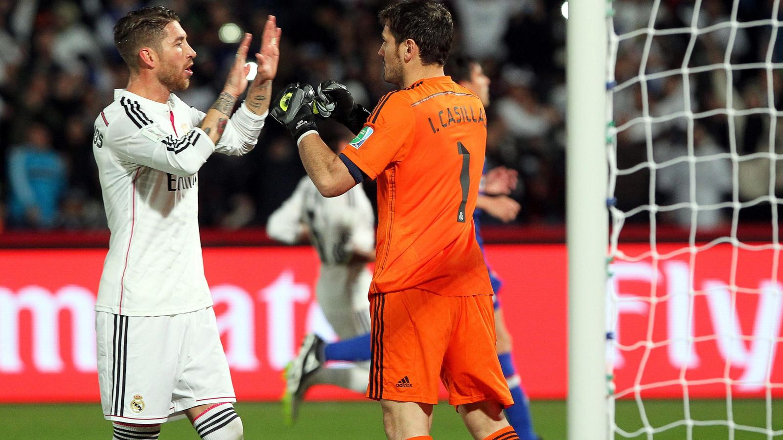 Foto: Ramos y Casillas se saludan durante un partido del Real Madrid. (EFE)