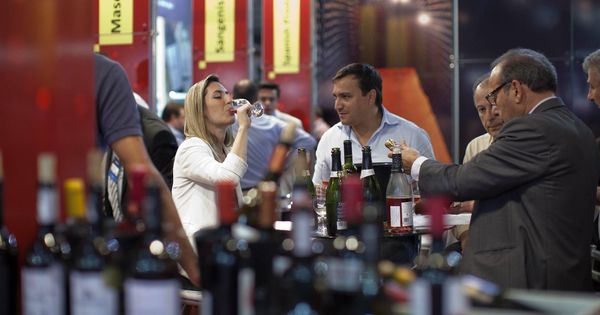 Foto: Visitantes prueban un vino en el local de España durante la ExpoVinis Brasil. (EFE)
