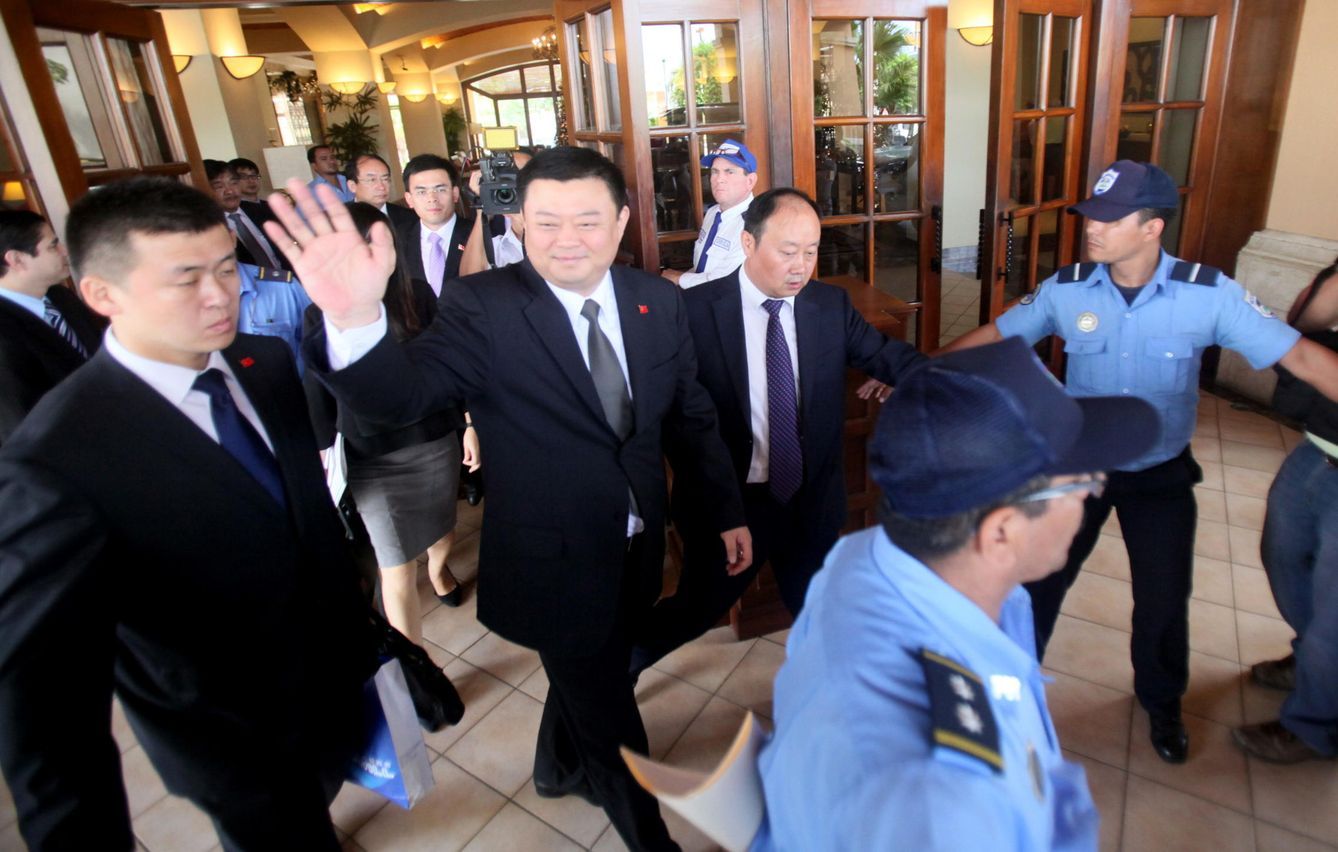 El empresario chino Wang Jing saluda tras una rueda de prensa en Managua, en diciembre de 2014 (EFE)