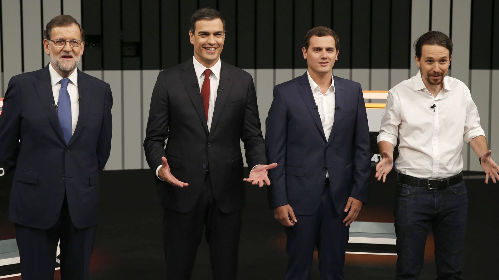 Foto: Mariano Rajoy (i), Pedro Sánchez (2i), Albert Rivera (2d) y Pablo Iglesias, en el plató momentos antes de iniciar el único debate a cuatro de la campaña electoral. (EFE)
