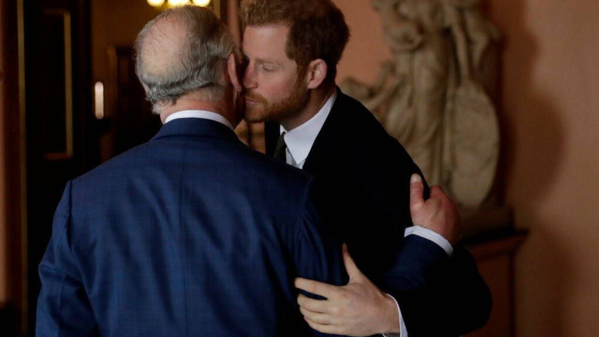 Todos los altibajos de la relación del príncipe Harry con su padre, el rey Carlos III, que explicarían su breve encuentro