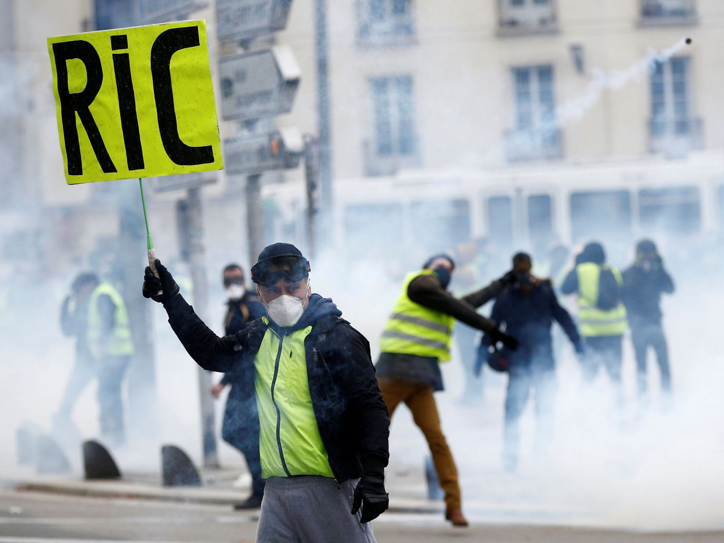 Miembros de los chalecos amarillos se enfrentan con la policía en Nantes, el 22 de diciembre de 2018. (Reuters)