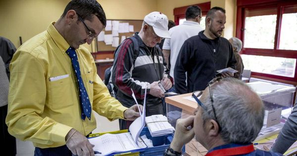 Foto: Un funcionario de Correos entrega votos por correspondencia. (EFE)