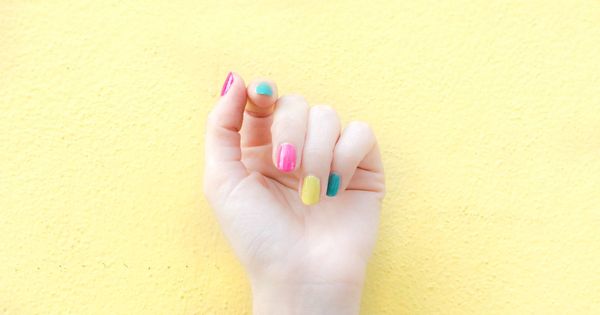 Foto: Maquillar las uñas con los colores del arcoíris está de moda entre las influencers. (Unsplash)
