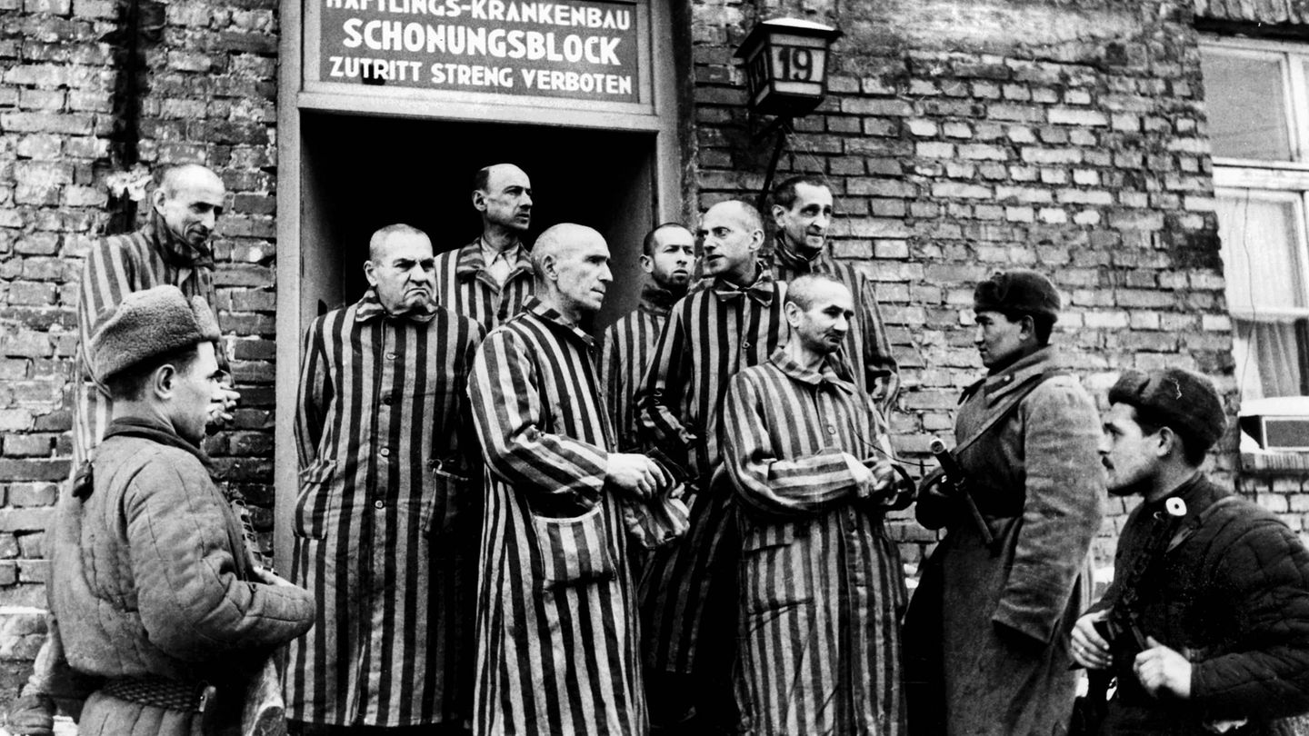 Prisioneros judíos en el campo de concentración de Auschwitz, enero de 1945. Roger Viollet (Cordon Press)