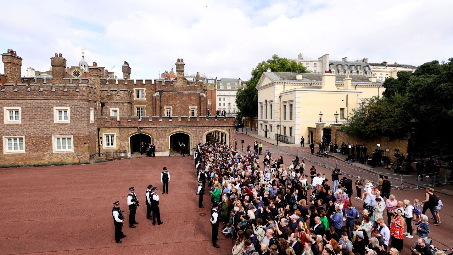 Decenas de ciudadanos británicos se congregan frente al palacio de St. James.  (Reuters/Richard Heathcote)
